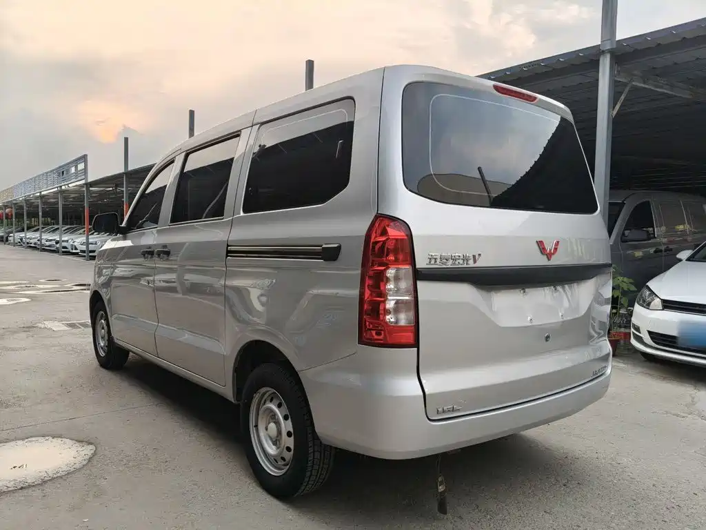 Wuling Hongguang V — фото 21