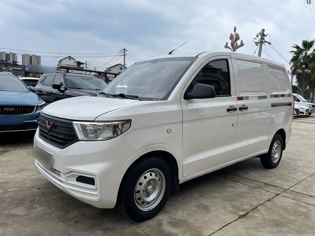 Wuling Hongguang V — фото 2