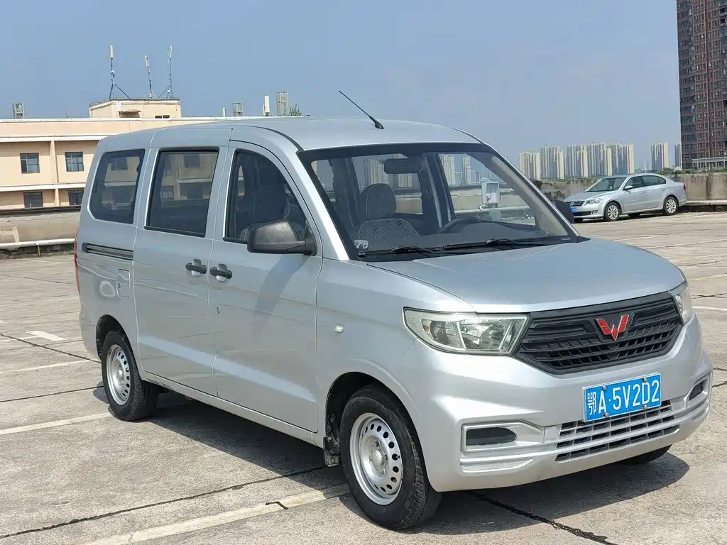 Wuling Hongguang V — фото 2