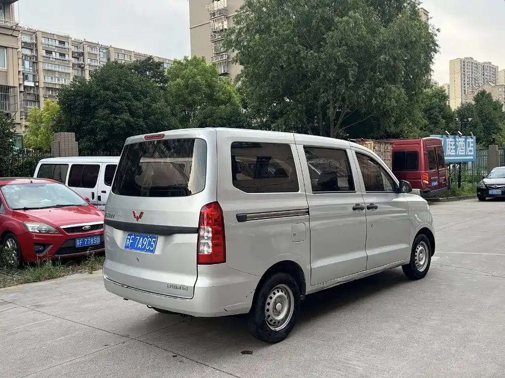 Wuling Hongguang V — фото 3