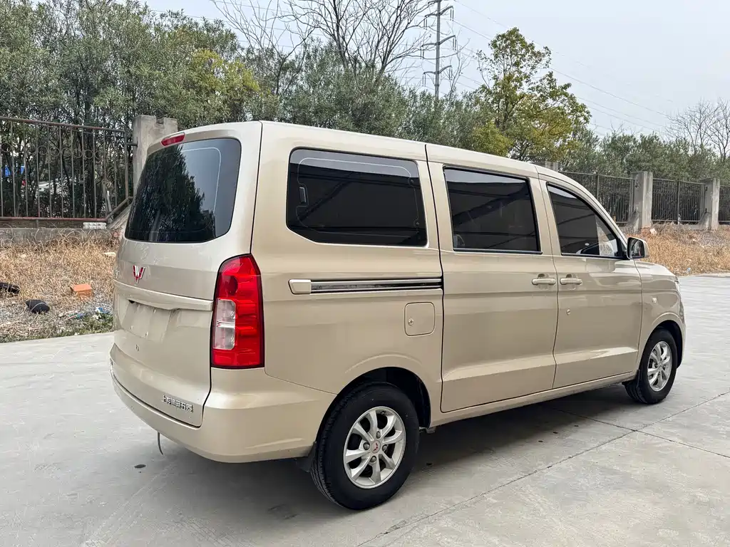 Wuling Hongguang V — фото 6