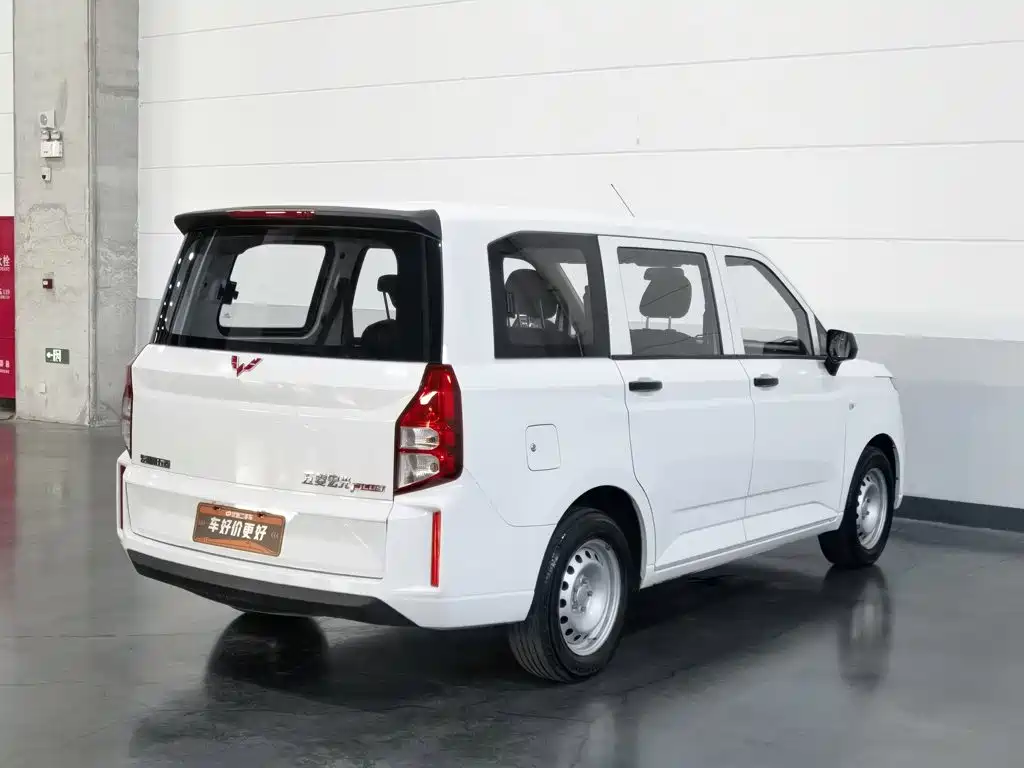 Wuling Hongguang PLUS — фото 2
