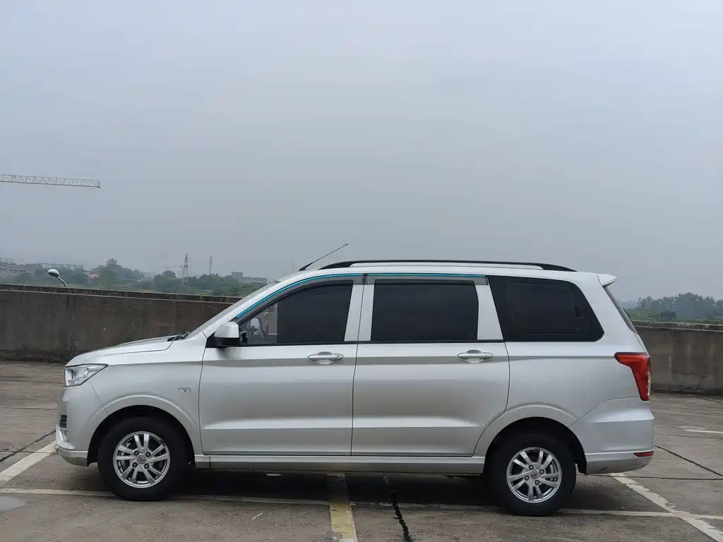 Wuling Hongguang — фото 4