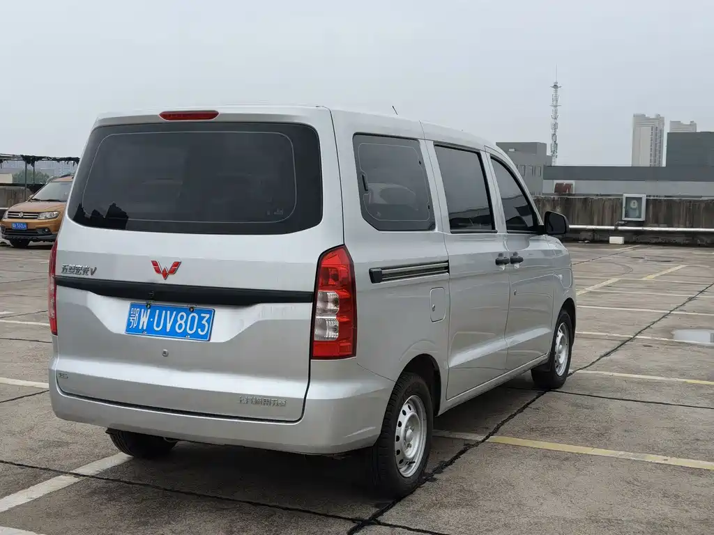 Wuling Hongguang V — фото 6
