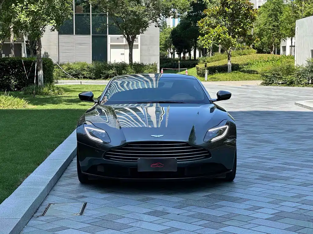 Aston Martin DB11 — фото 2