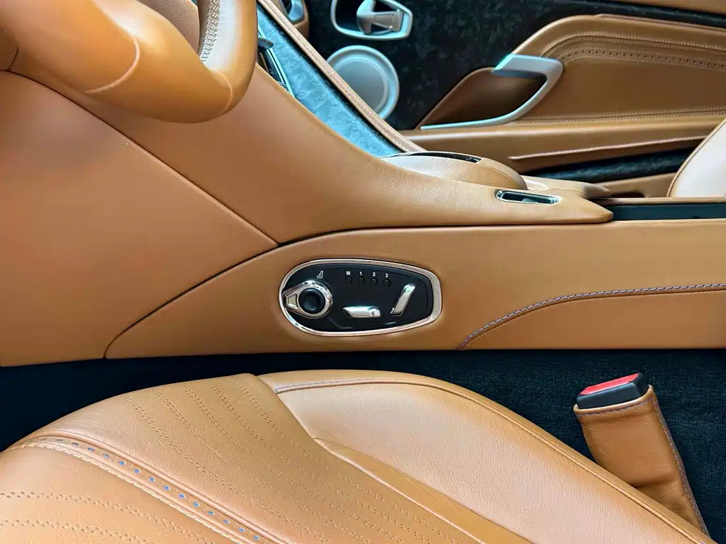 Aston Martin DB11 — фото 23