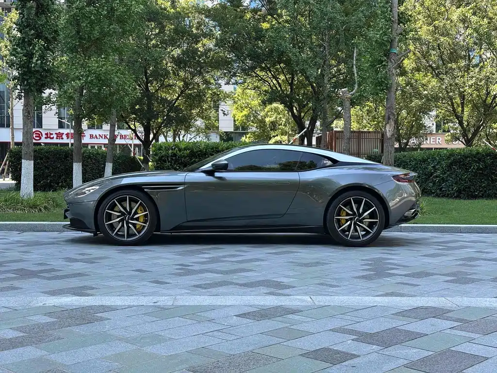 Aston Martin DB11 — фото 4