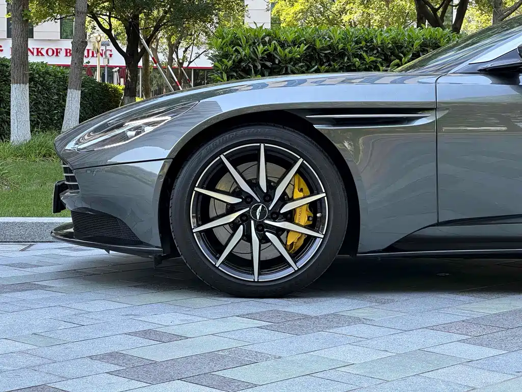 Aston Martin DB11 — фото 5