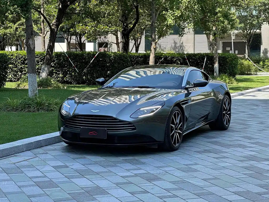 Aston Martin DB11 — фото 1
