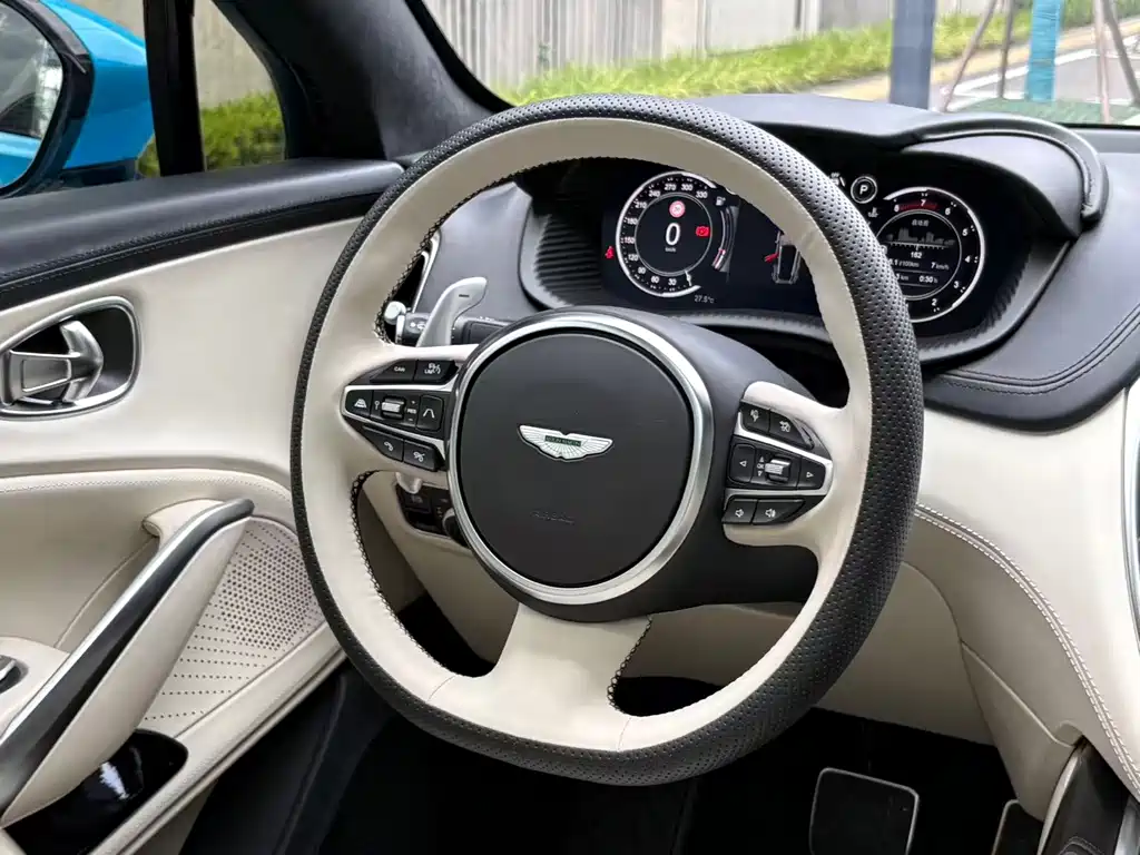 Aston Martin DBX — фото 23