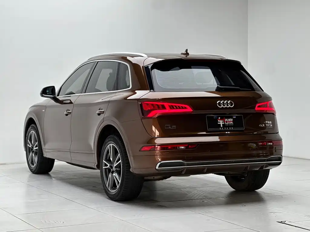 Audi Q5L — фото 6