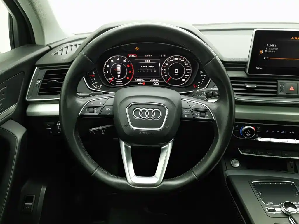 Audi Q5L — фото 11