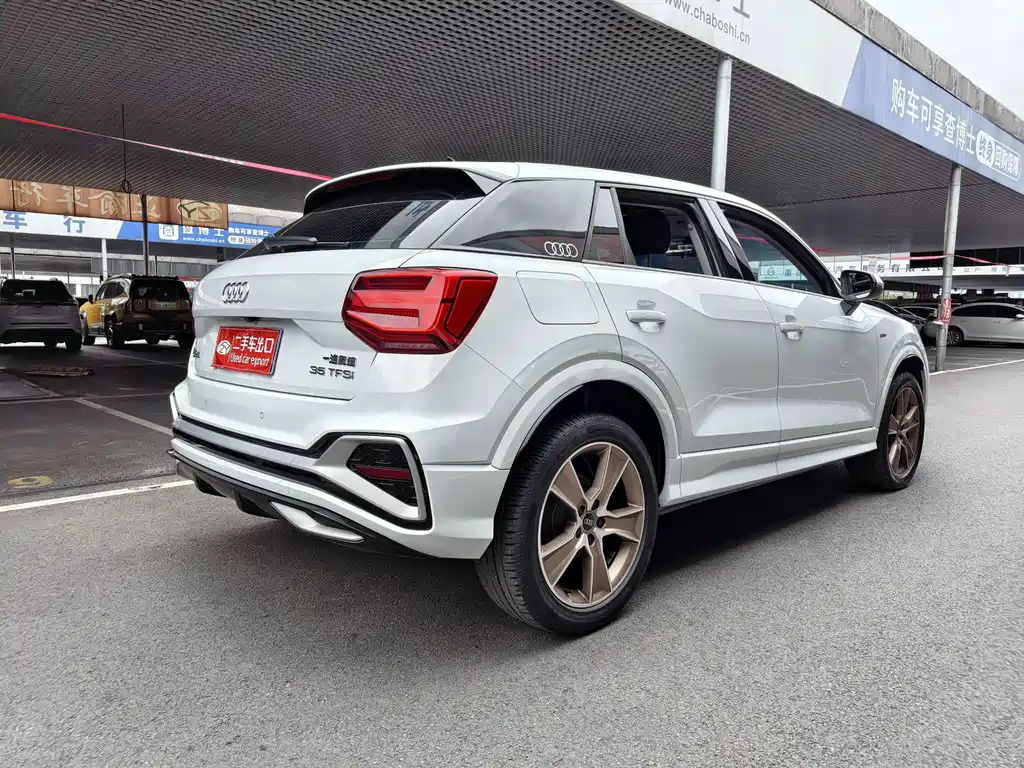 Audi Q2L — фото 6