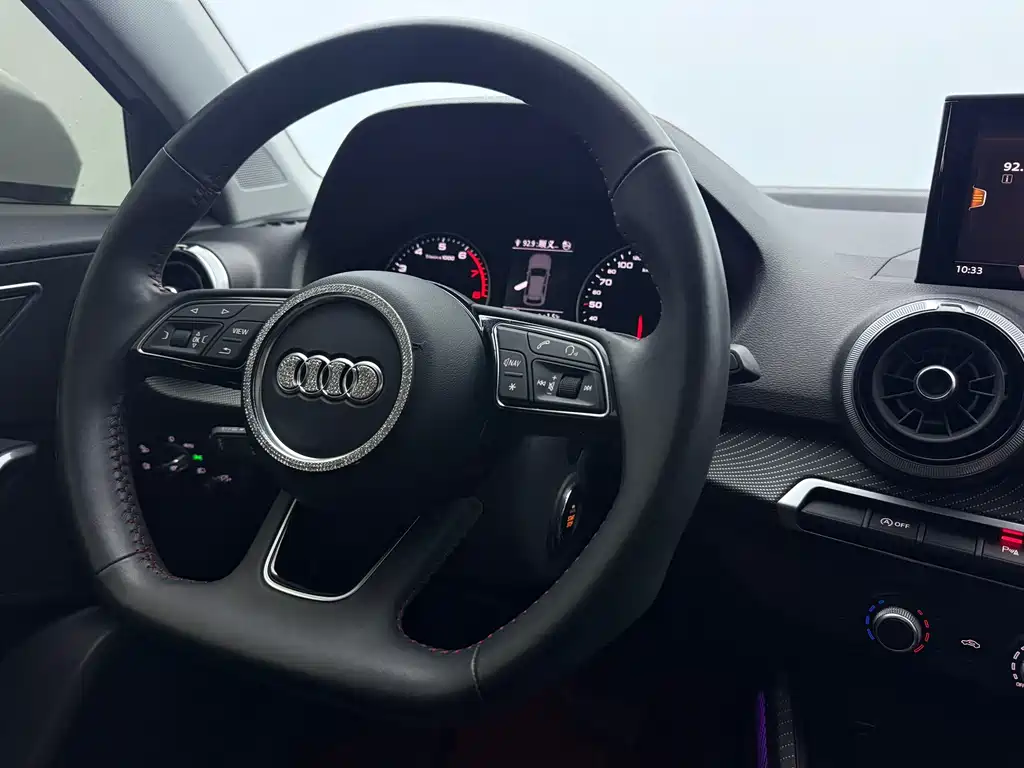 Audi Q2L — фото 10