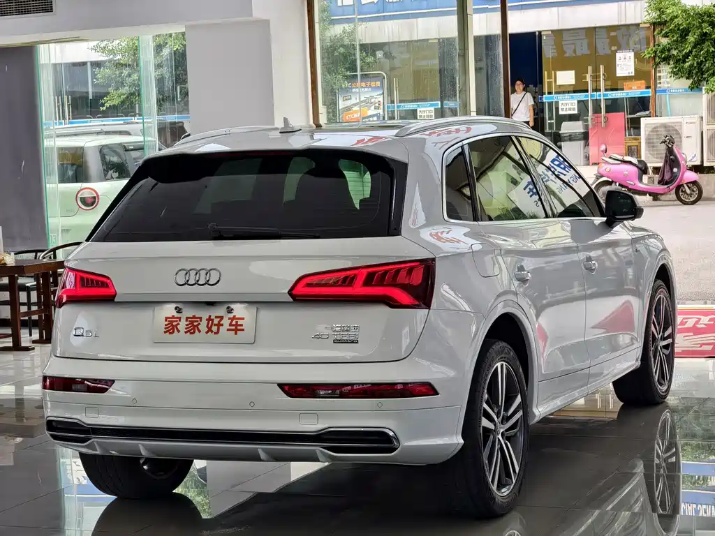 Audi Q5L — фото 18
