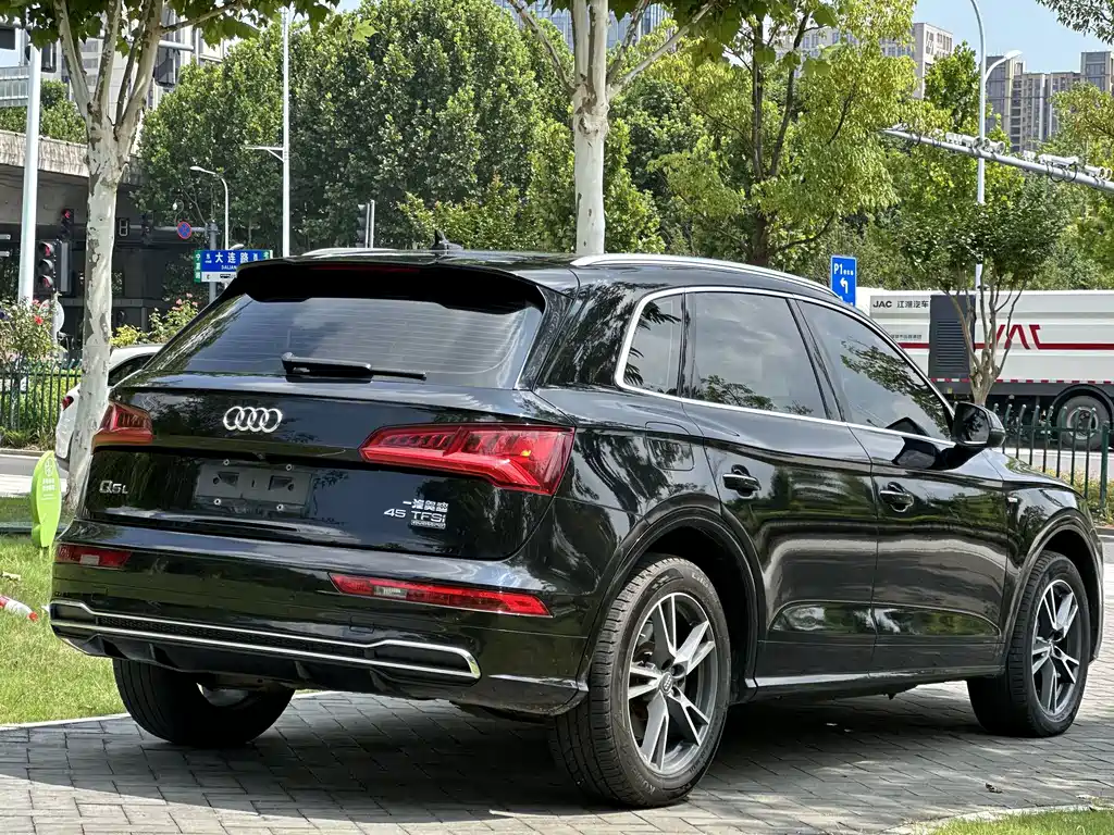 Audi Q5L — фото 7