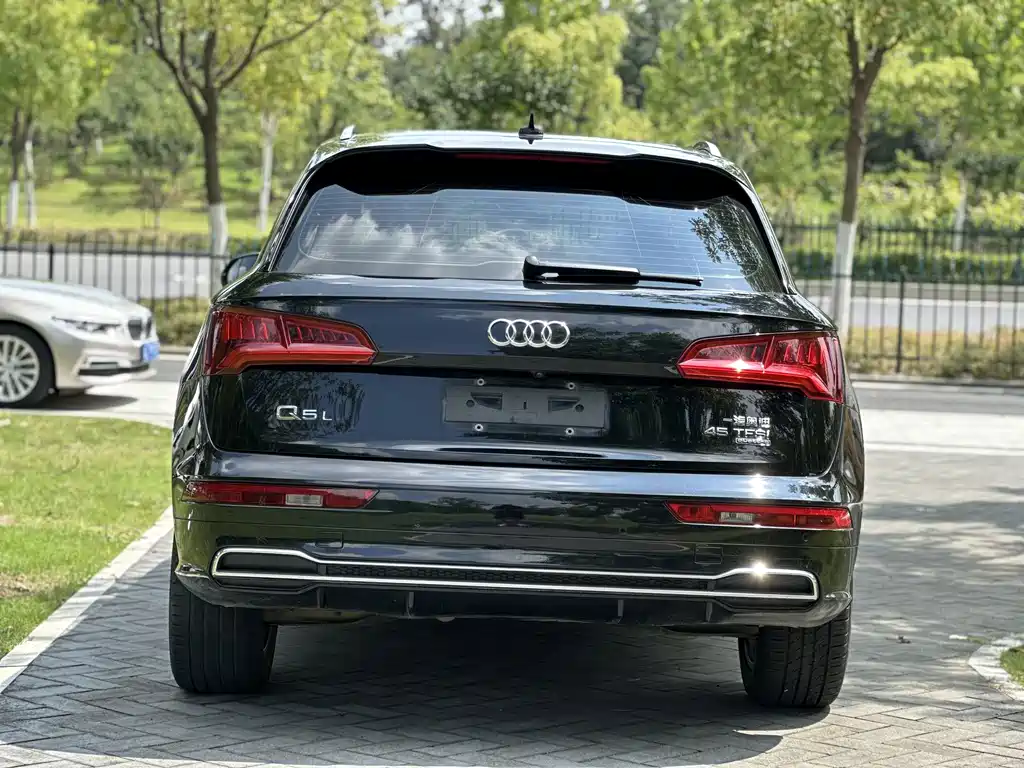 Audi Q5L — фото 8