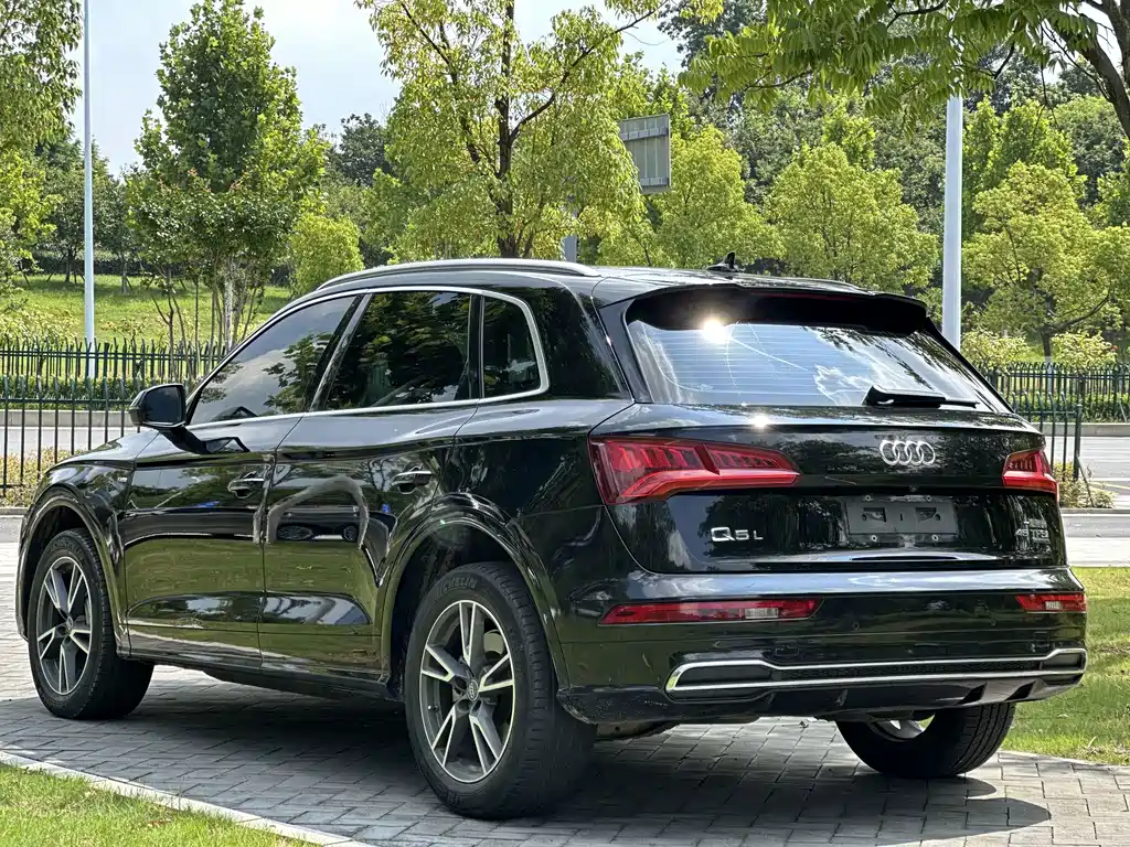 Audi Q5L — фото 9