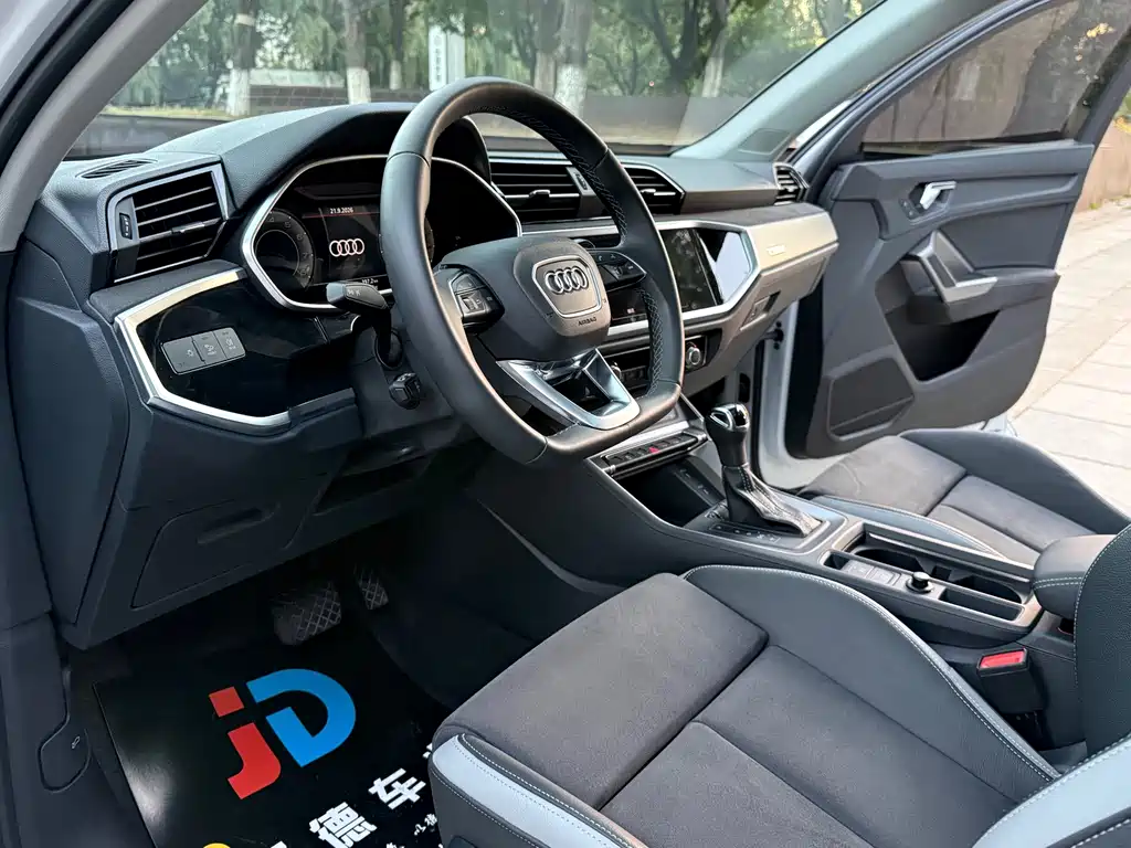 Audi Q3 — фото 17