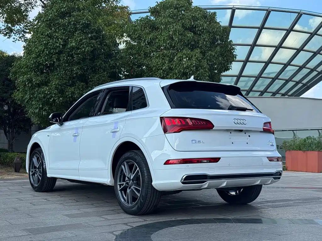 Audi Q5L — фото 5