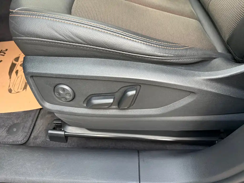 Audi Q5L — фото 19