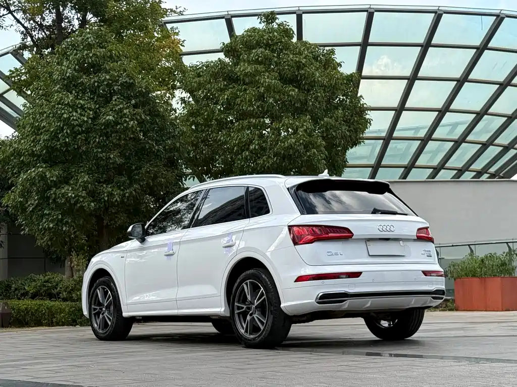 Audi Q5L — фото 9