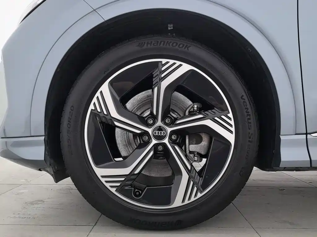 Audi Q4 e-tron — фото 17