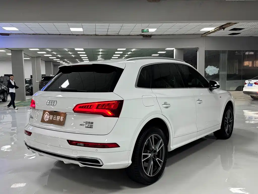 Audi Q5L — фото 9