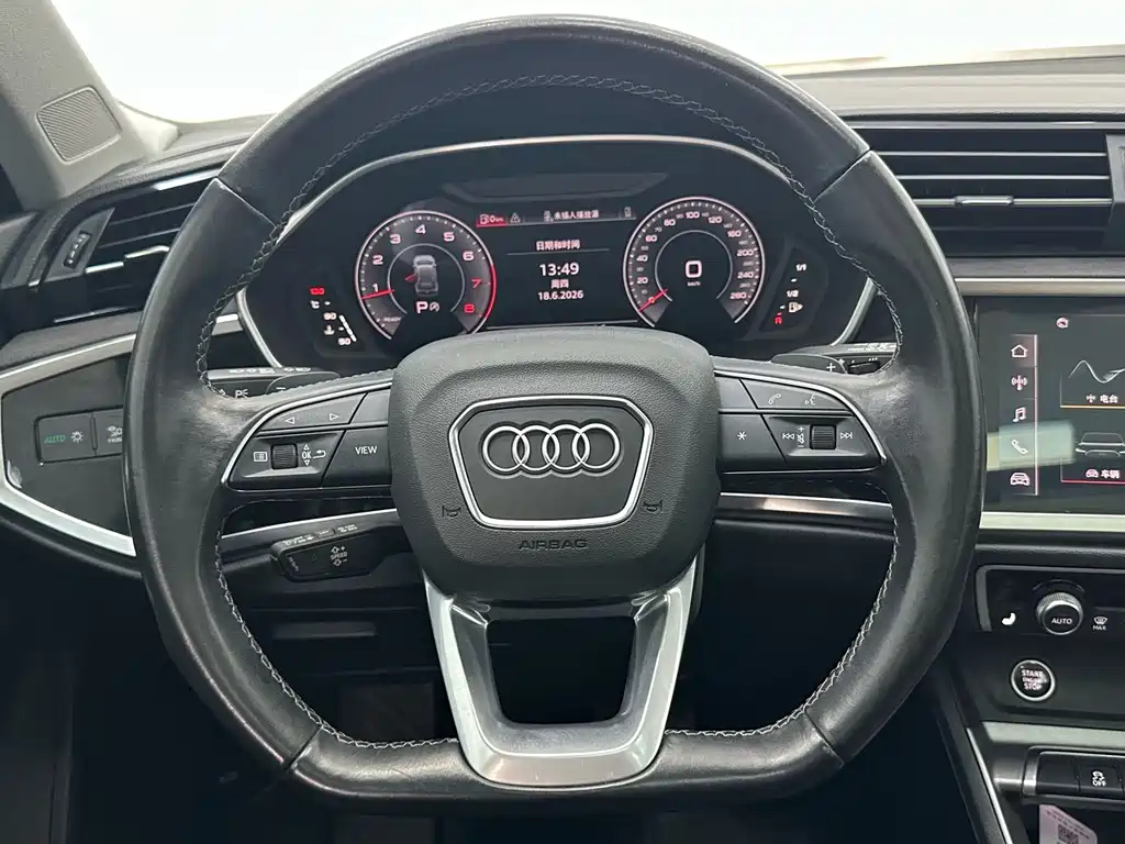 Audi Q3 — фото 11