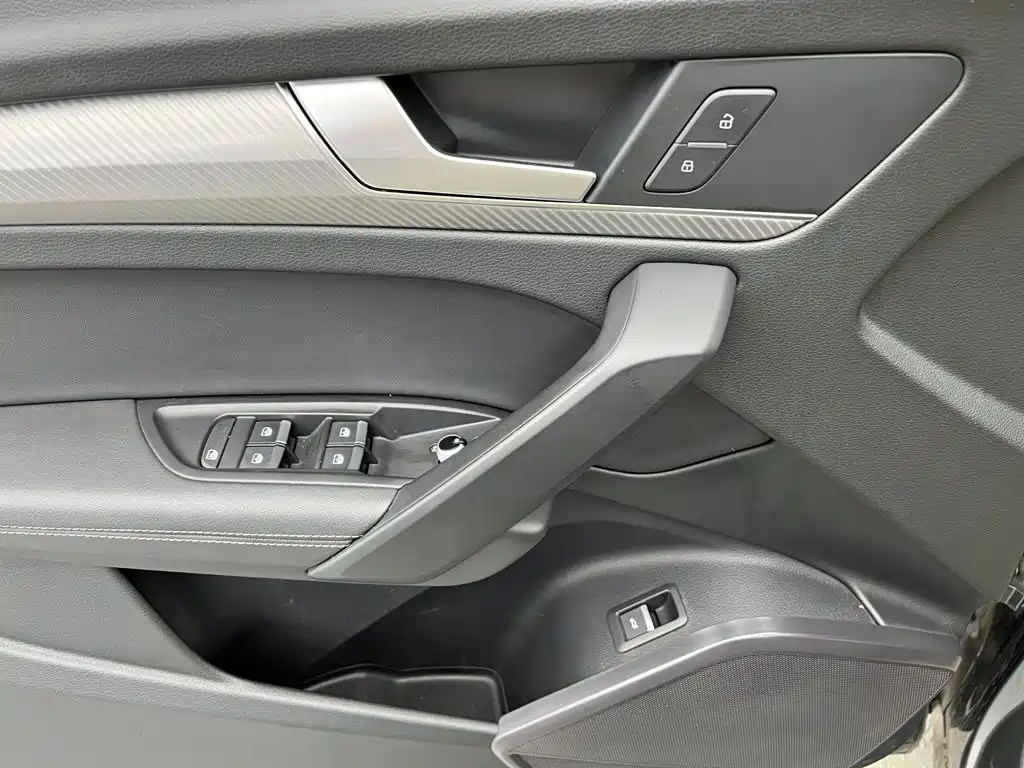 Audi Q5L — фото 17