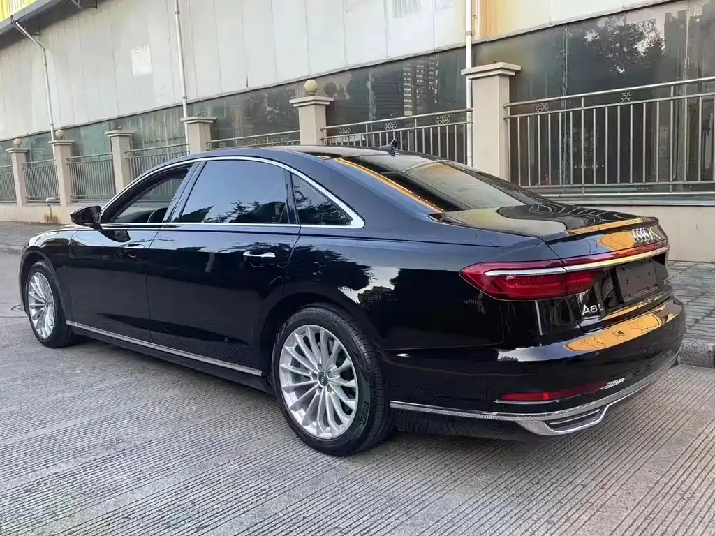 Audi A8 — фото 9