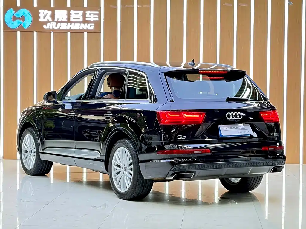 Audi Q7 — фото 15