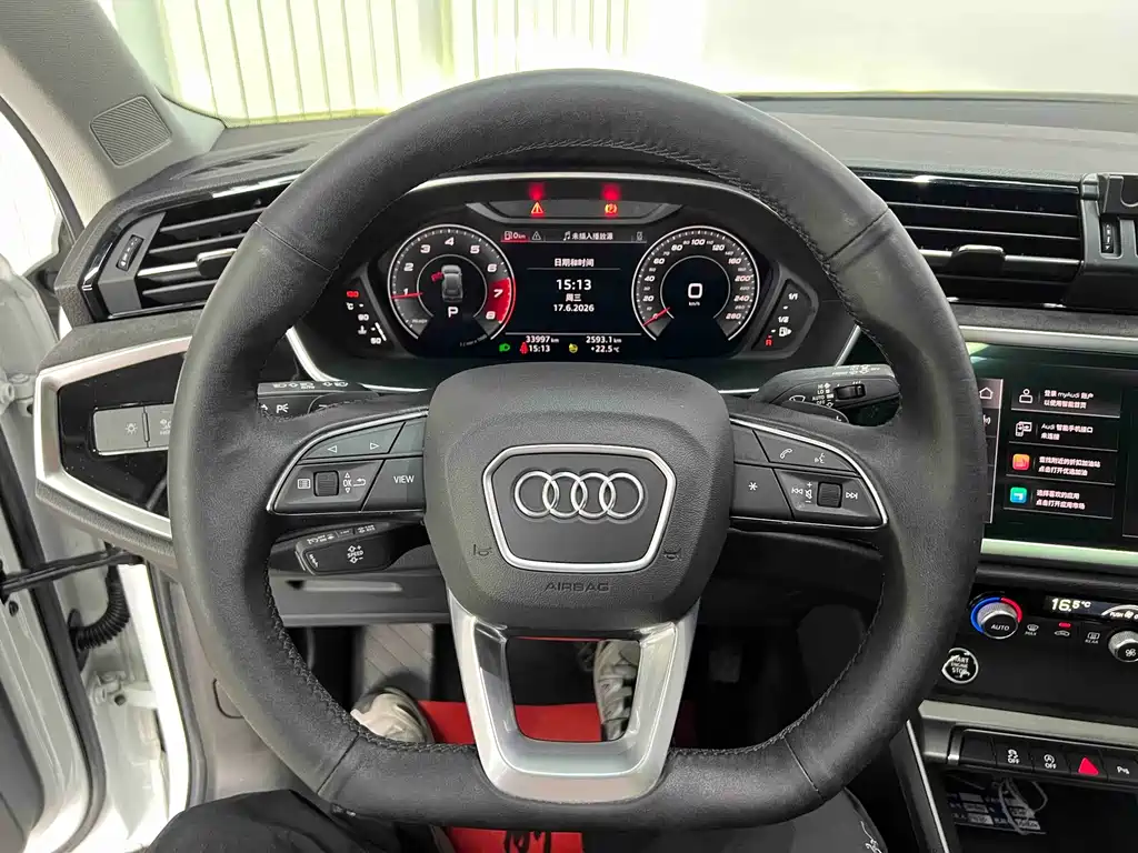 Audi Q3 — фото 11