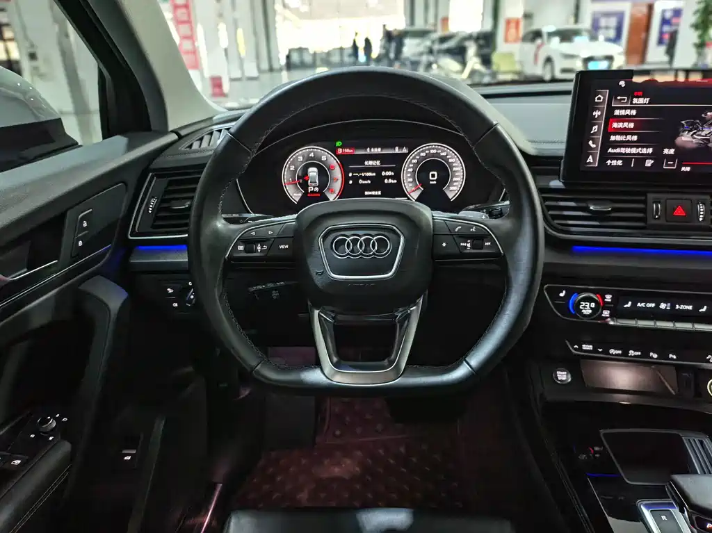 Audi Q5L — фото 14
