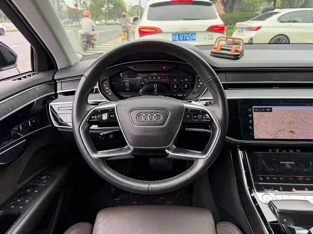 Audi A8 — фото 14
