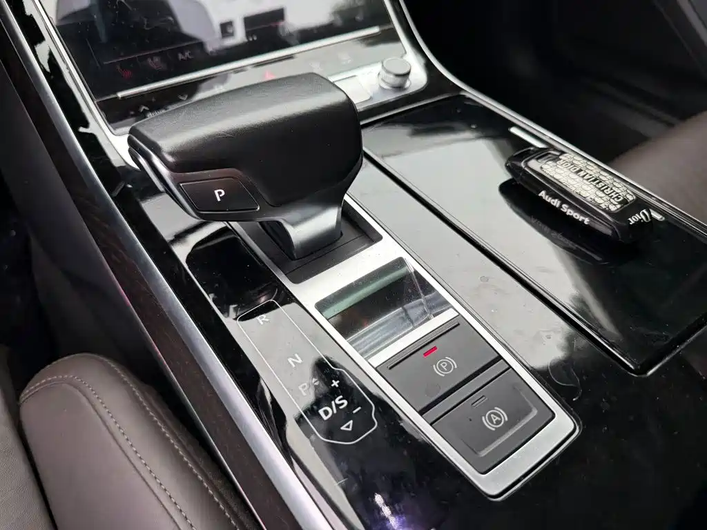 Audi A8 — фото 9