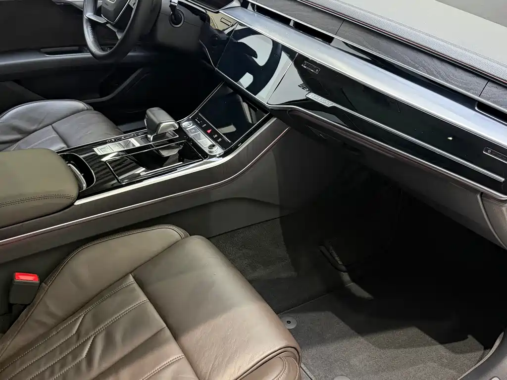 Audi A8 — фото 5
