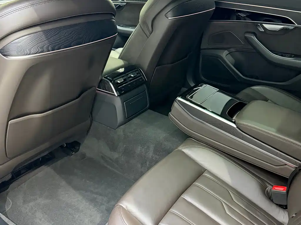 Audi A8 — фото 6