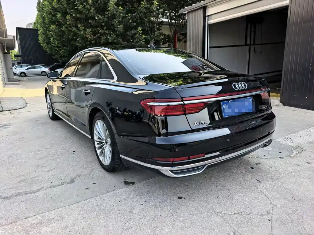 Audi A8 — фото 5