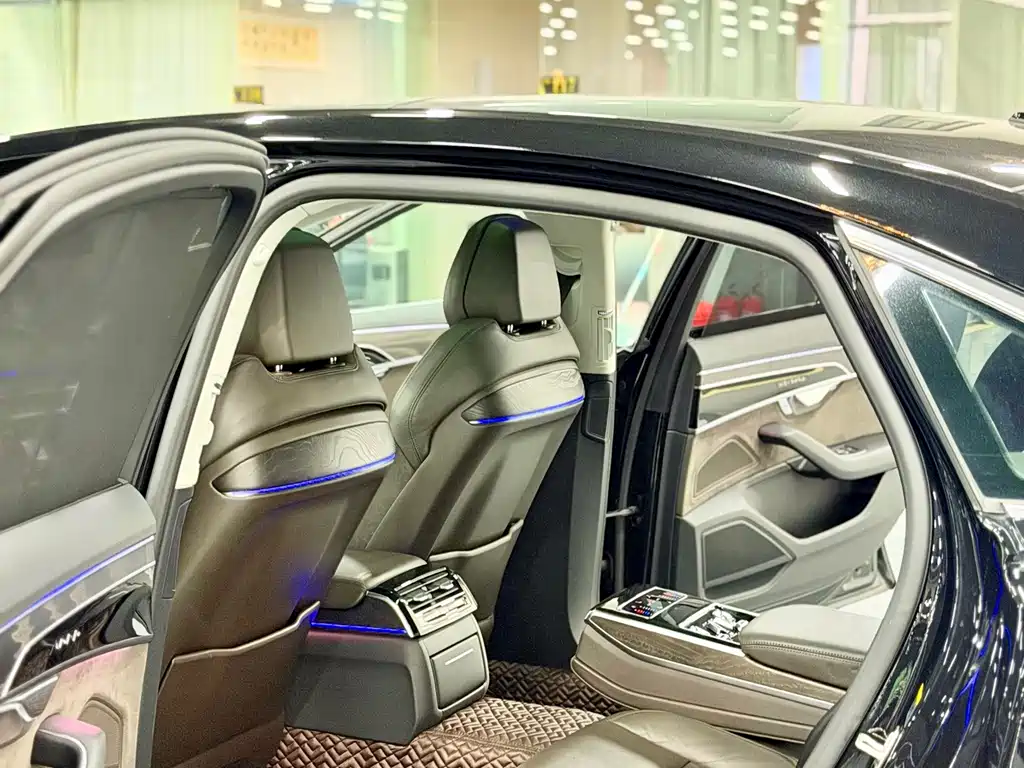 Audi A8 — фото 7