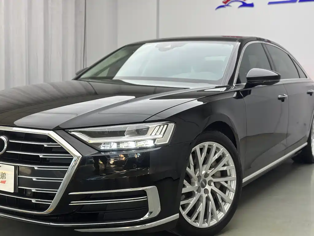 Audi A8 — фото 2