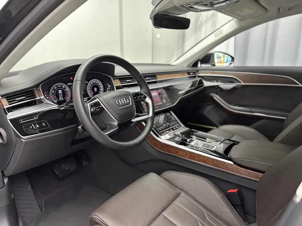 Audi A8 — фото 15