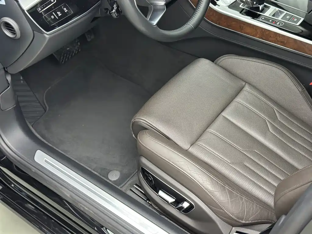 Audi A8 — фото 18