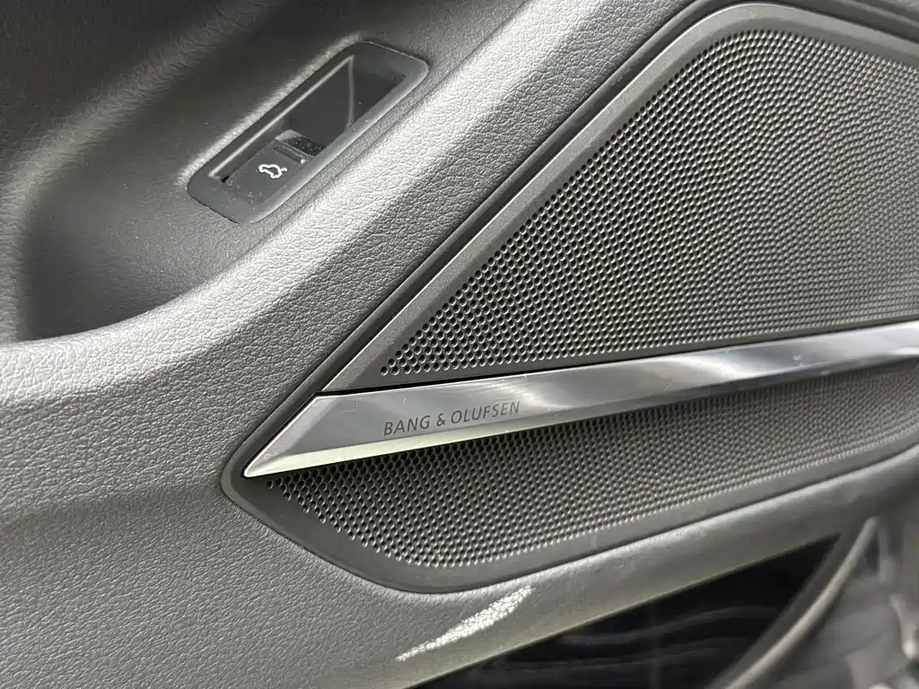 Audi A8 — фото 19