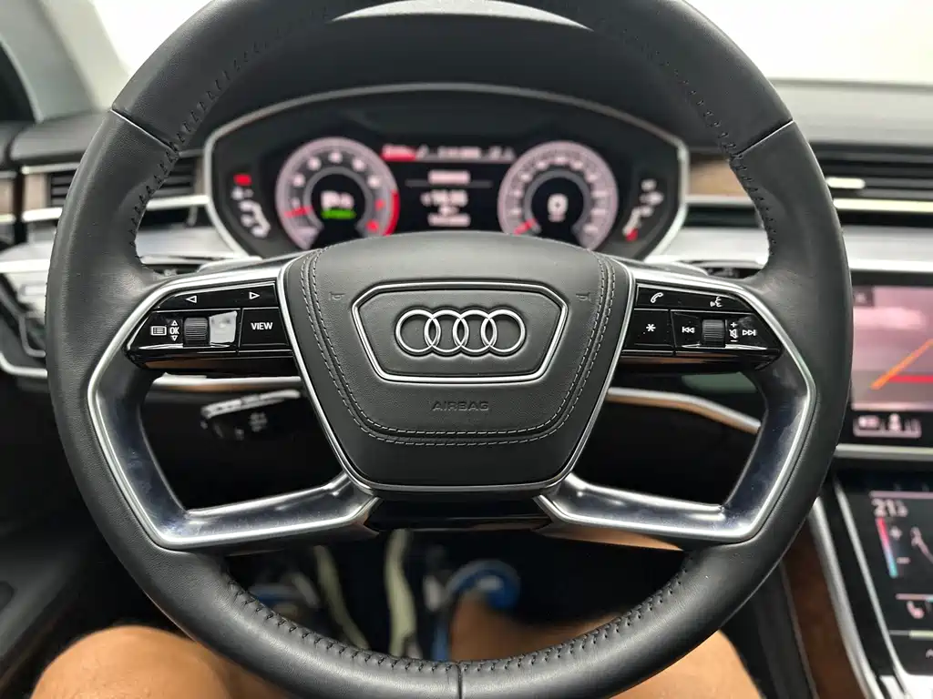 Audi A8 — фото 21