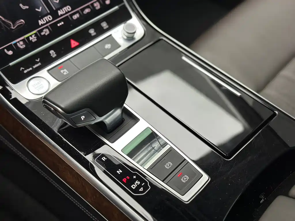 Audi A8 — фото 22