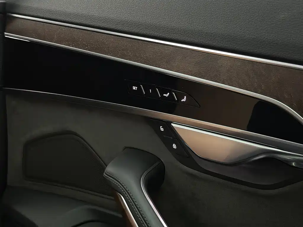 Audi A8 — фото 37