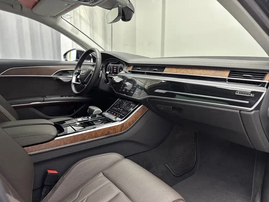 Audi A8 — фото 42
