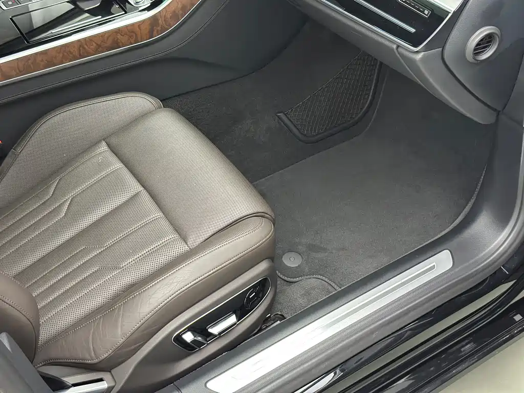 Audi A8 — фото 45