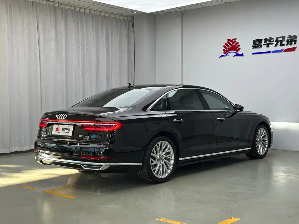 Audi A8 — фото 8